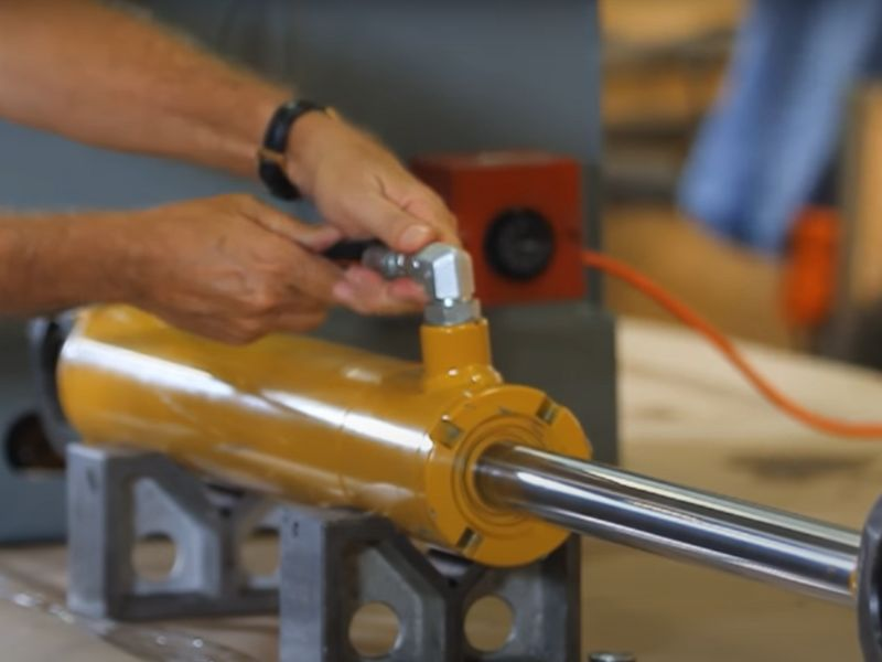 Paano Pilitin ang Pagsubok ng isang Hydraulic Cylinder