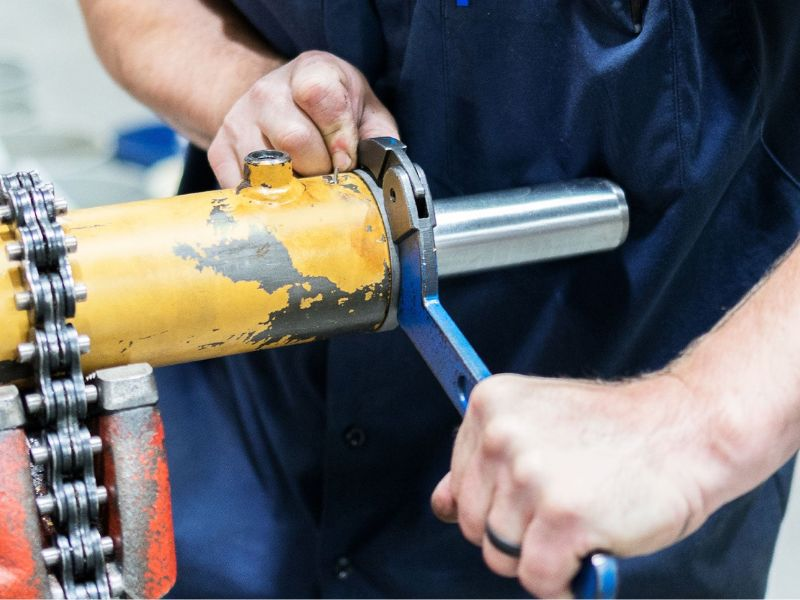 Paano ayusin ang isang tumagas na hydraulic cylinder
